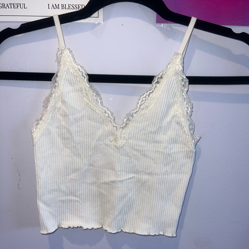 Romantic Getaway Seamless Lace Detail Cropped Cami Love Tree